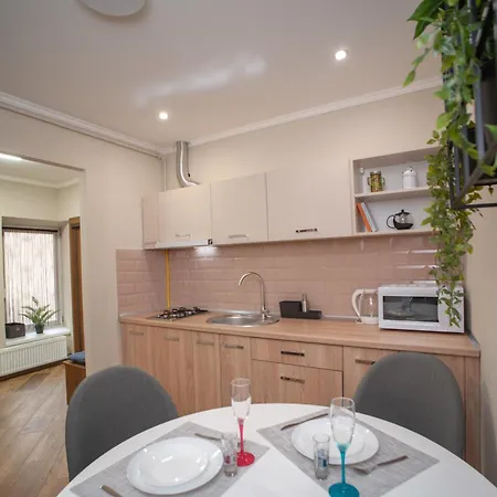 Apartment Romantic Suite, 3mins To Rynok Square